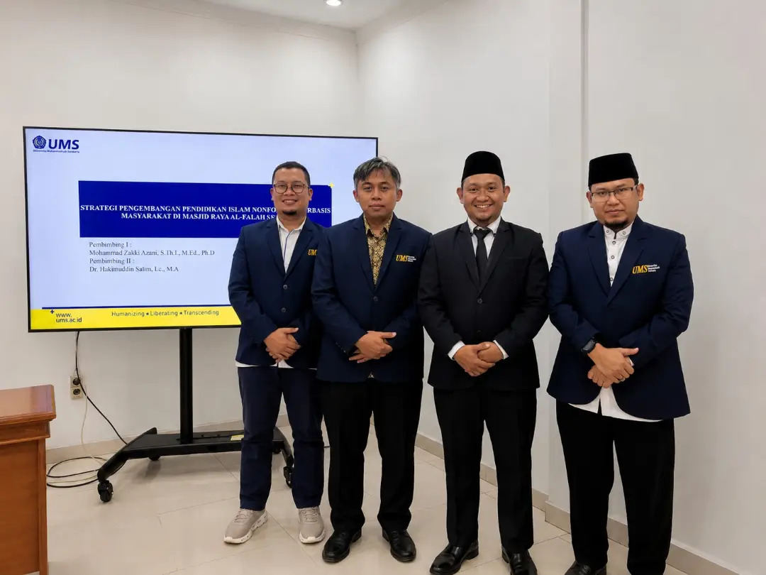 Ustadz Lutfanudin bersama tim pembimbing dan penguji setelah mempertahankan tesis tentang strategi pengembangan pendidikan nonformal berbasis masyarakat di Masjid Raya Al-Falah Sragen pada Program Studi Magister Pendidikan Agama Islam UMS.
