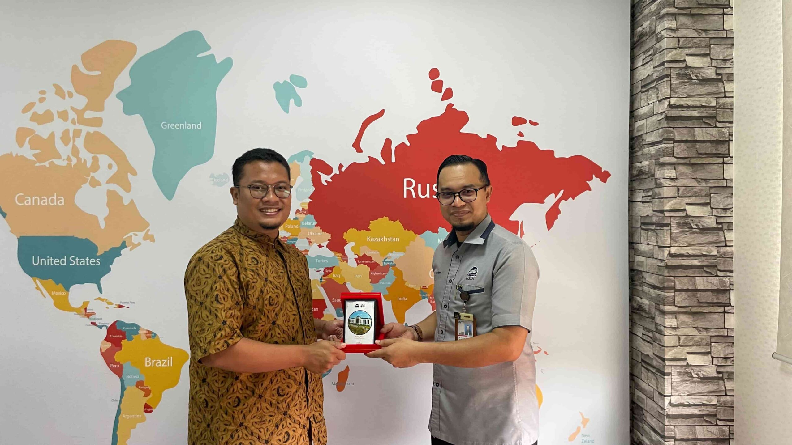 Perwakilan Universitas Muhammadiyah Surakarta dan Universiti Sains Islam Malaysia melakukan penyerahan cendera mata dalam rangka mempererat hubungan kelembagaan dan jejaring akademik internasional.